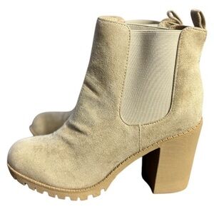 Soda Glove - Ankle Boot w/Lug Sole Elastic Gore and Chunky Heel Beige Size 10M